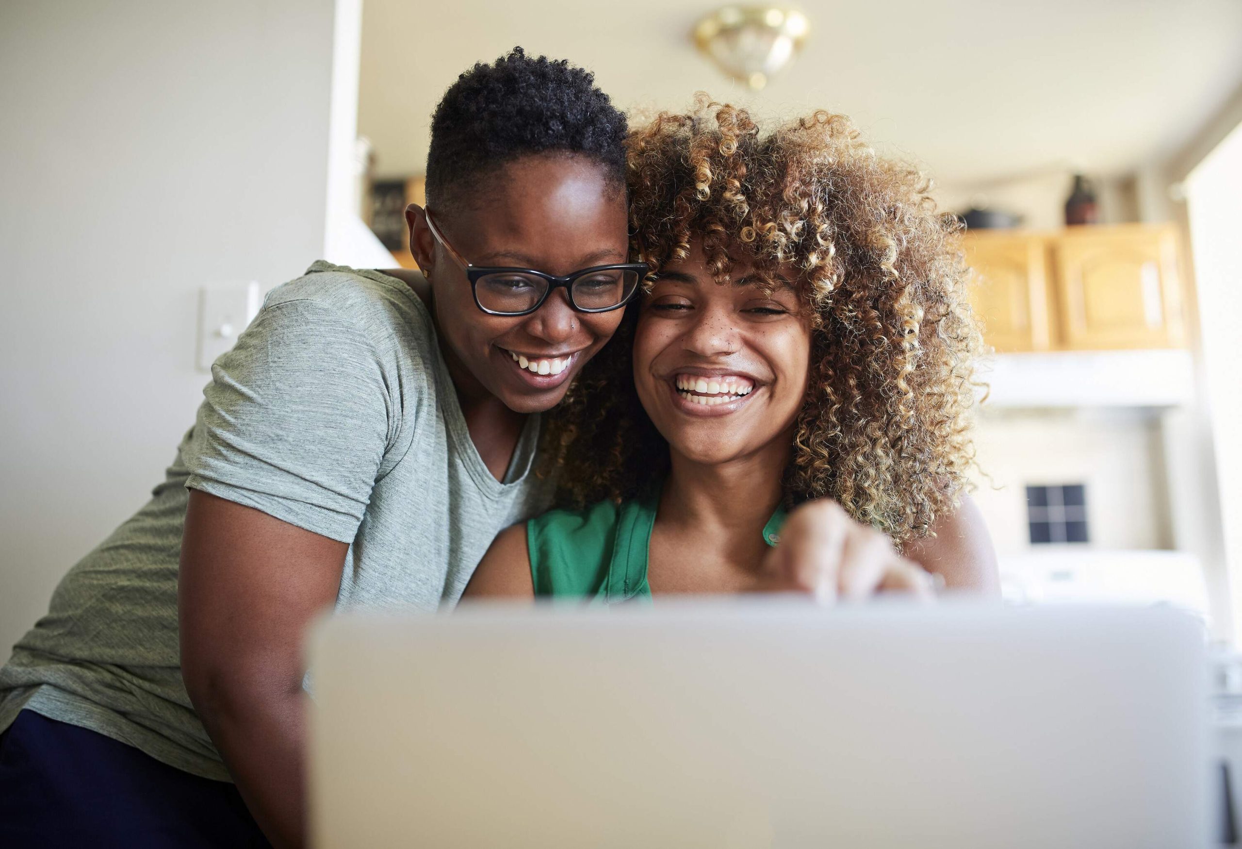 theme_people_woman_couple_computer_gettyimages-707435373_universal_within-usage-period_88134