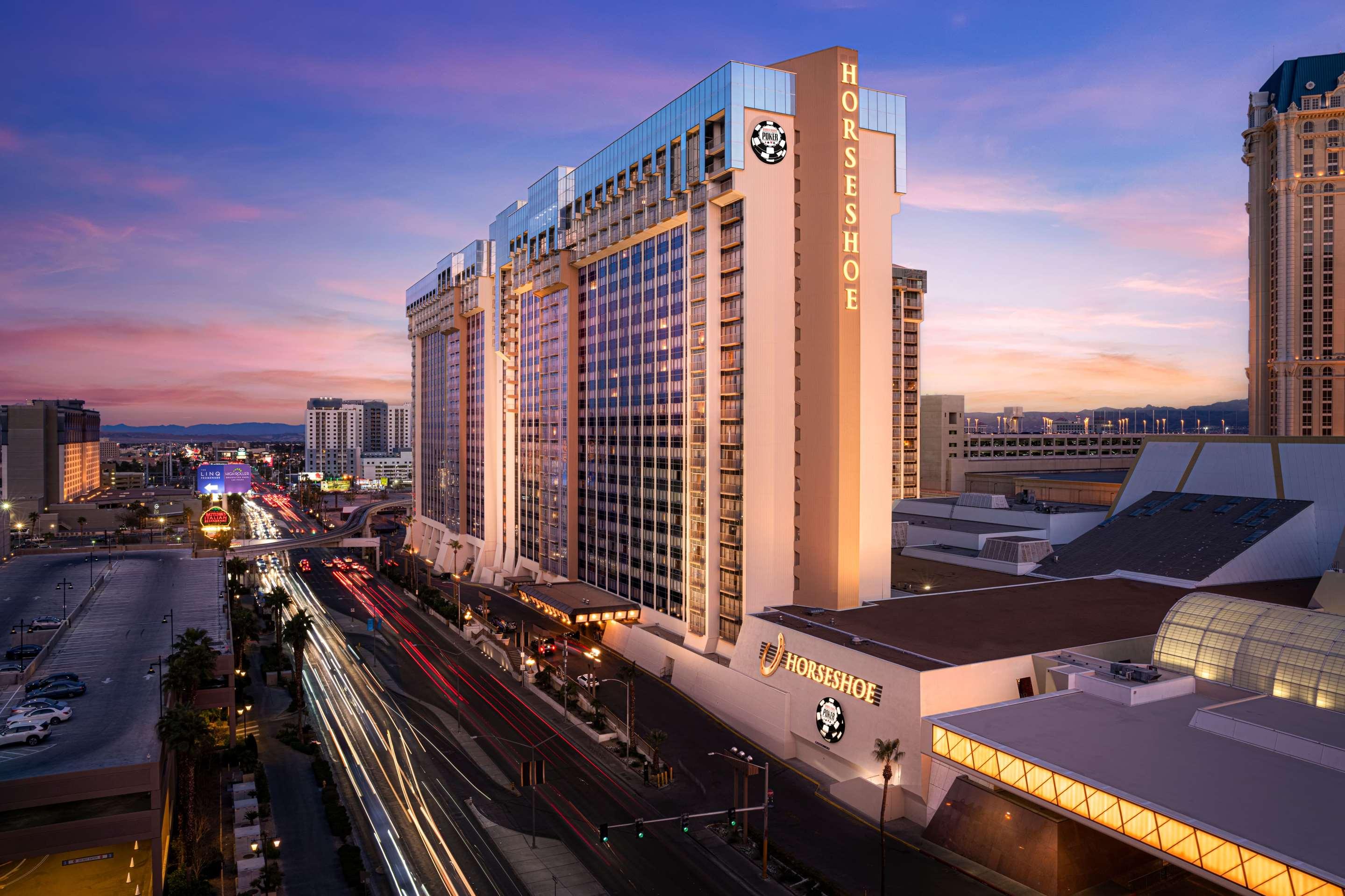 Paris Vegas Pool Walk-through from top-buffet.com 