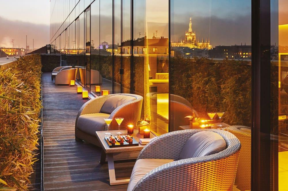 Bar armani store