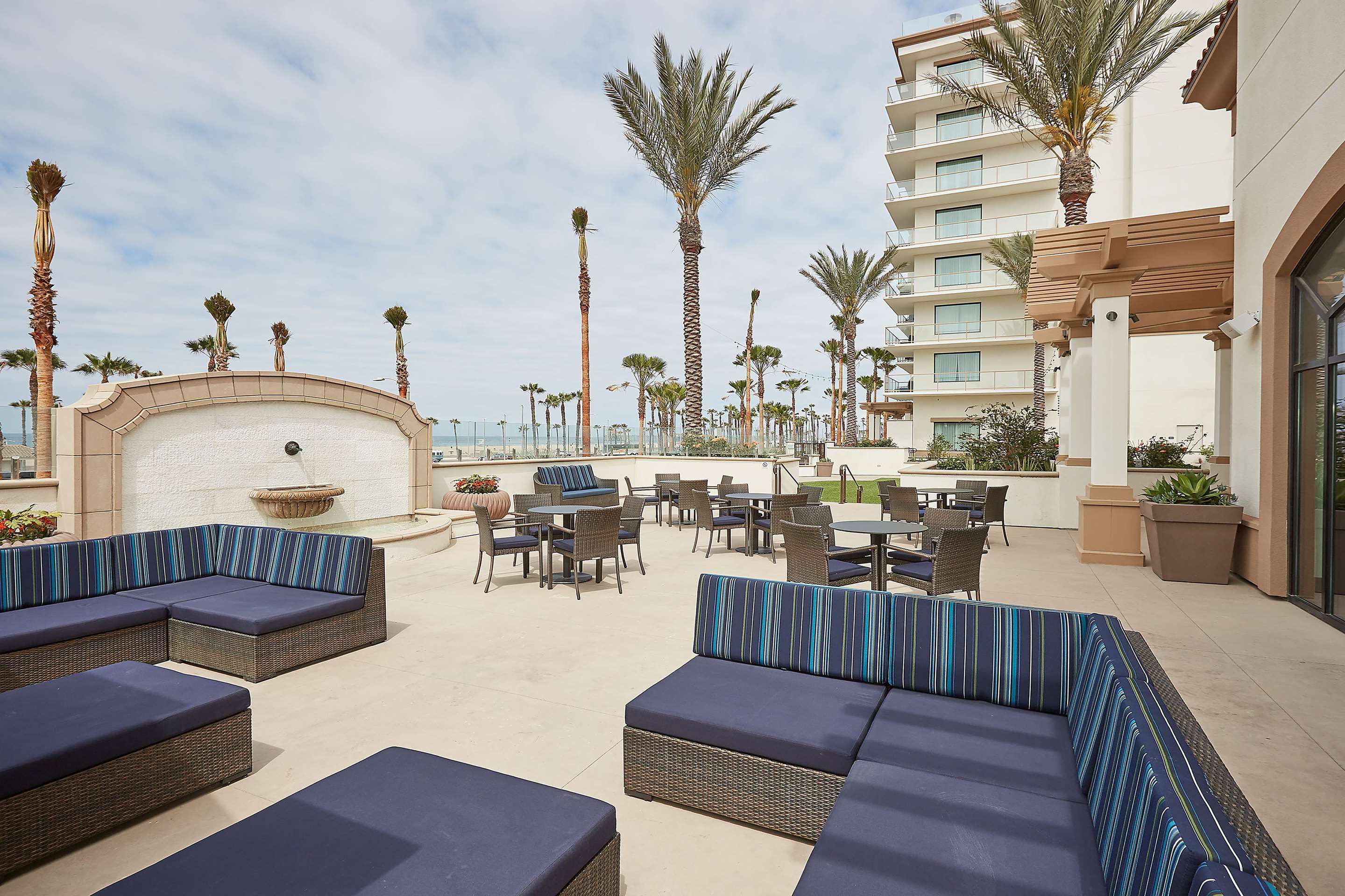 THE WATERFRONT BEACH RESORT, A HILTON HOTEL 4⋆ ::: HUNTINGTON BEACH, CA :::  COMPARE HOTEL RATES, image size:2880x1920