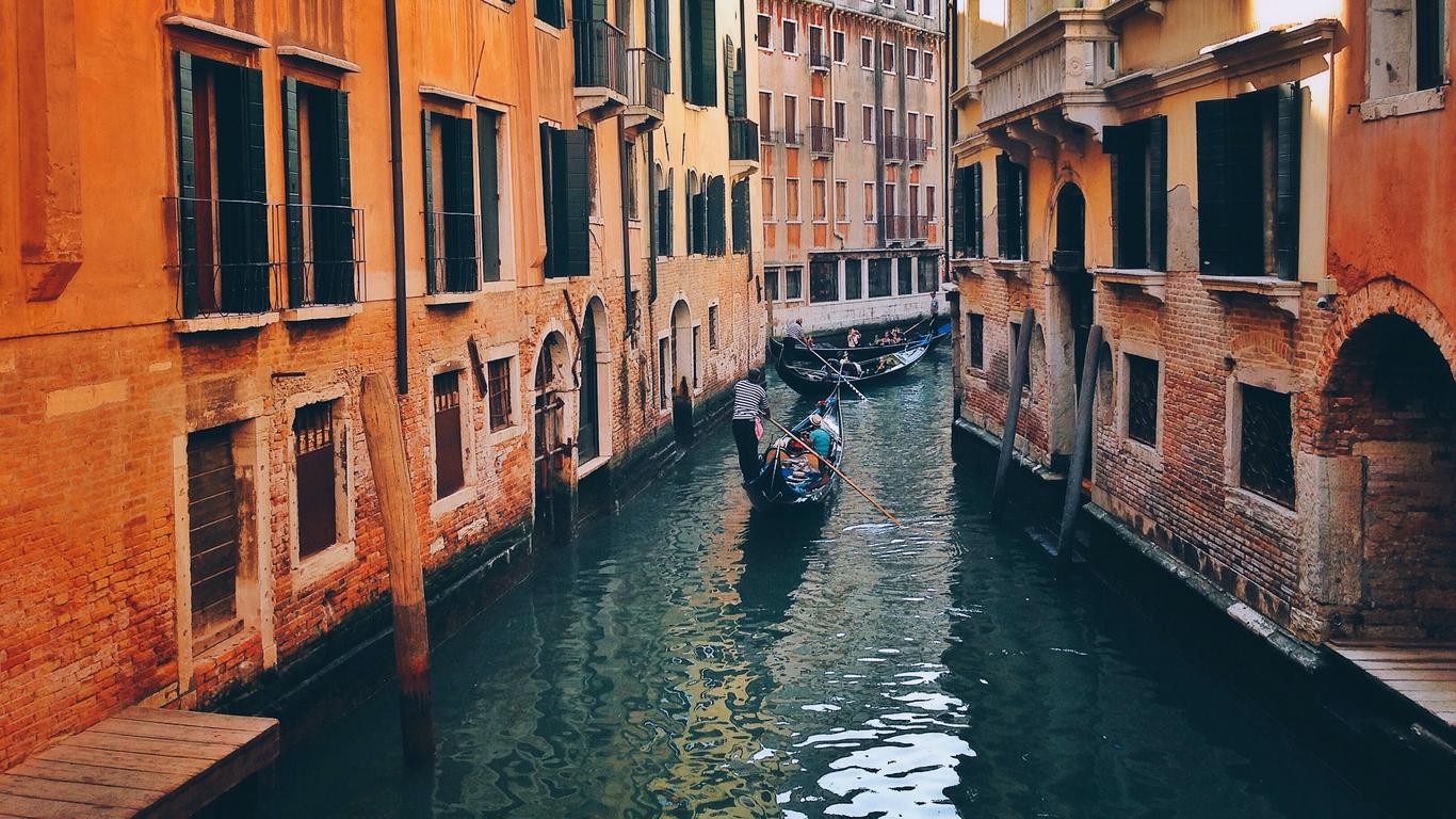 travel from amsterdam to venice italy