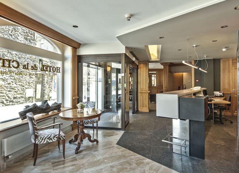 Front desk Photo