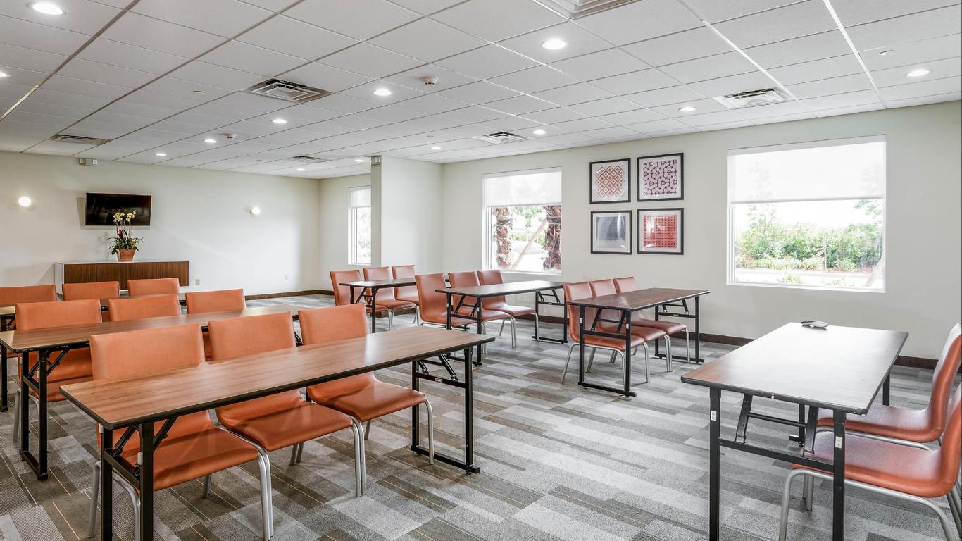 Holiday Inn Express & Suites Boynton Beach West in Boynton Beach