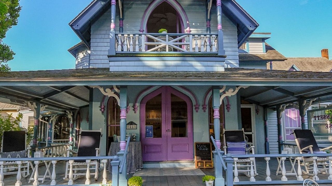 Narragansett House in Oak Bluffs, United States from 139 Deals