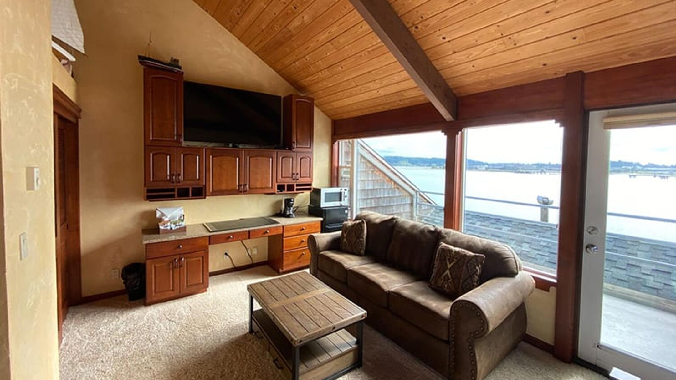 Embarcadero Resort in Newport, United States from 102 Deals, Reviews